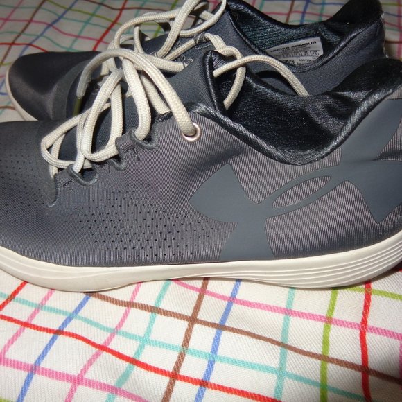 Under Armour Youth Athletic GRAY Running Shoes GIRLS/ BOYS Size US 6Y - Picture 2 of 7